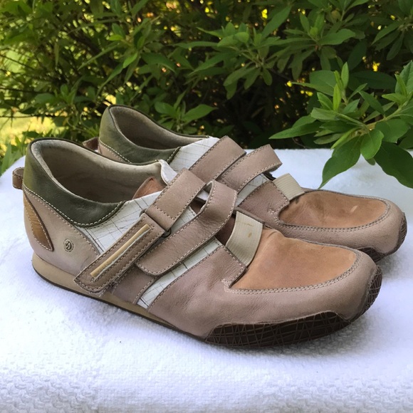 Velez Casual! - Picture 1 of 5